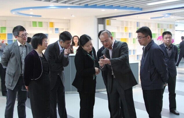 杭州市委常委,纪委书记施彩华考察杭州湾信息港并参观